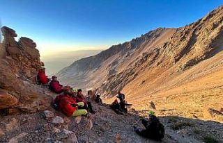 Büyükşehir ile dağcılar, Erciyes’in zirvesinde...