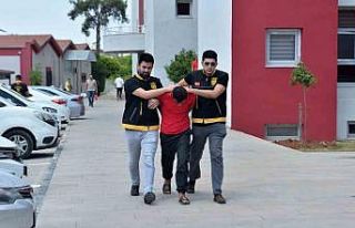 Cam kırıp altın kolyeyi çaldı, polisten kaçamadı