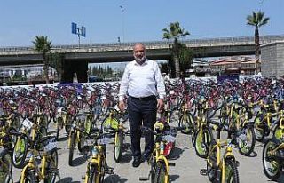 Canik’te çocuklar hediyelerine kavuşuyor