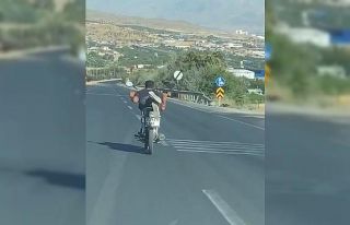 Canını hiçe saydı, motosikleti yatarak sürdü:...