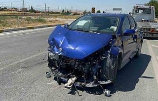 Çarpışan otomobillerden birisinin tekerleği koptu,...