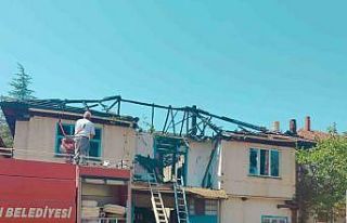 Çatıda çıkan yangın sonrası ev kullanılamaz...