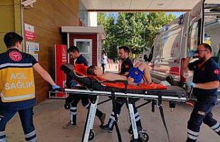 Çaydanlıktan üzerine sıcak su dökülen çocuk...