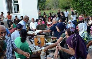 Çemişgezekte, vatandaşlara aşure dağıtıldı
