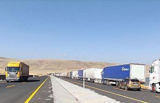Çıldır-Aktaş Gümrük Kapısı’nda tır kuyruğu