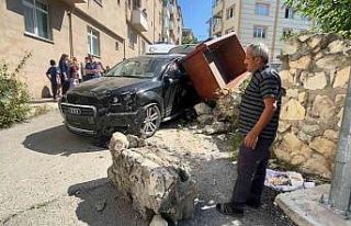 Cip önce otomobil ile römorka çarptı, sonra istinat...