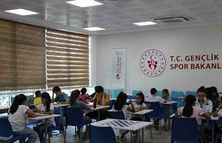 Cizreli gençler gençlik merkezinde hem eğleniyor...