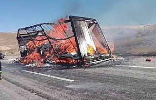 Çocuk bezi ve ıslak mendil yüklü dorse alev alev...