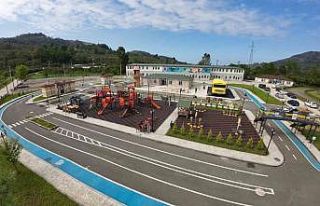 Çocuklar bu pistte eğlenerek öğreniyor