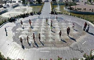 Çocuklar ıslanma havuzuna akın etti