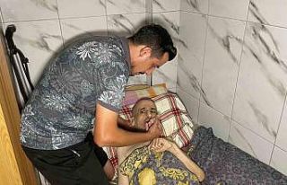 Çöp evde bulduğu babasını hastaneden taburcu...