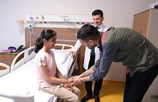 CZN Burak depremzede çocukları hastanede ziyaret...