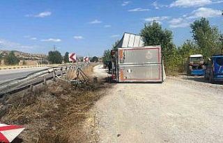 D100’de devrilen tırın sürücüsü yaralandı