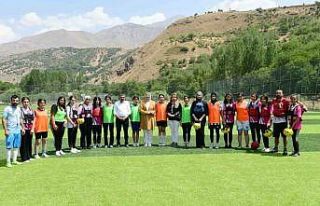 Daire Başkanı Biçek, kadın sporcularla bir araya...