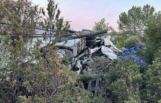 Damacana yüklü tır devrildi: 1 yaralı