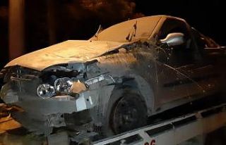 Defalarca takla atan otomobil hurdaya döndü: 2 yaralı