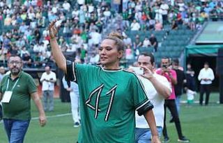 Demet Akalın, Kocaelispor için stadyumda konser...