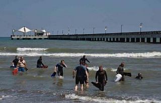 Denizde çöp toplama etkinliği: Türk bayrağı...