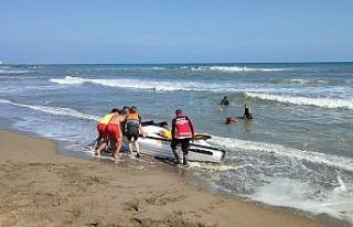 Denizde kaybolan yabancı uyruklu şahsı ekipler...