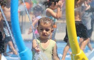 Denize gidemeyen çocuklar mahalleye kurulan su parkında...