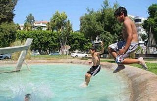 Denize gidemeyen çocukların süs havuzundaki tehlikeli...