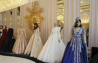 Deprem bölgesinde gelinlikçilere ilgi yoğun