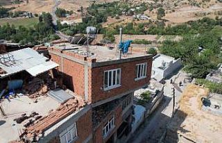 Depremde ara katı yıkılan ve ekseni kayan bina...