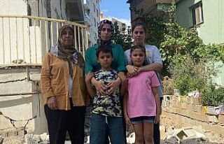 Depremde hasar alan bina korkutuyor