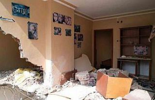 Depremde yıkılan binaları gören duygulanıyor