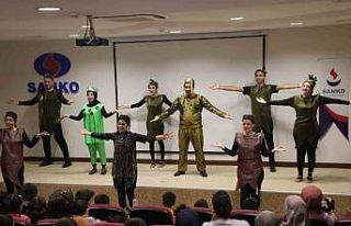 Depremden etkilenen çocuklara tiyatro etkinliği...