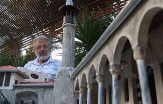 Depremin yerle bir ettiği enkaz kentin tarihi eserlerinden...