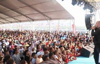 Depremzede çocuklar, “Kalp Kalbe Programı” açılışında...