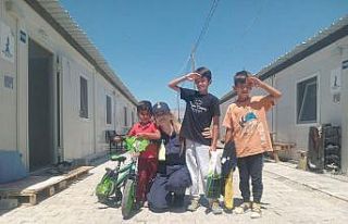 Depremzede çocuklara jandarma şefkati