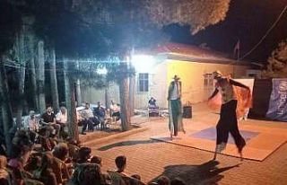 Depremzede çocuklara sirk gösterisi