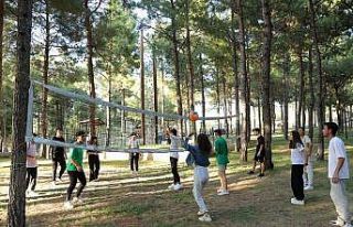 Depremzede gençler heyecan bahçesinde stres attı