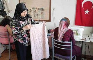Depremzedeler için öğrendikleri dikiş geçim kaynakları...
