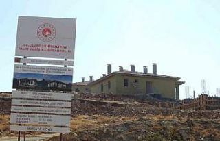 Depremzedeler için yapılan köy evlerinin inşası...