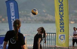 Derince’de plaj voleybolu turnuvası kıyasıya...