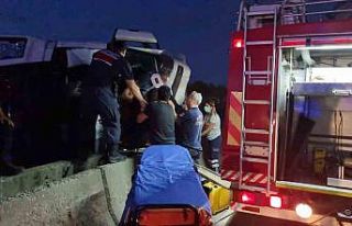 Devrilen boru yüklü tırın içinden bira kutuları...