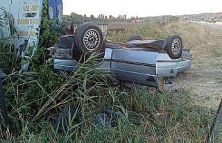 Devrilen otomobilin sürücüsü ölümden döndü