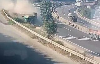 Devrilen tırın altında kalan sürücünün öldüğü...