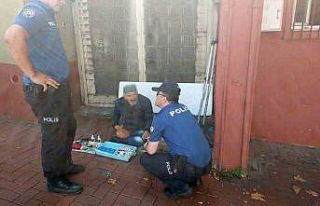 Dilencinin kesik bacağını görünce çığlık...