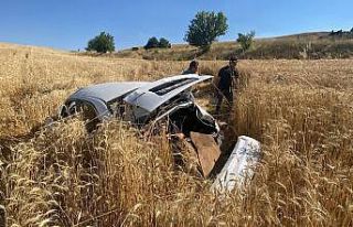 Direksiyon hakimiyetini kaybedip tarlaya uçtular