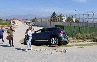 Direksiyon hakimiyetini kaybetti, aracıyla su kanalına...