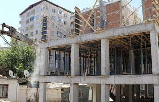 Diyarbakır’da 3 katlı kaçak yapı belediye ekiplerince...