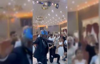 Diyarbakır’da motorcu damat düğününde kaskla...