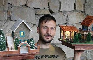 Doğada topladığı malzemelerden maket yapıyor,...