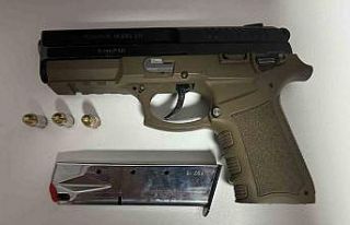 Dolandırıcılık suçundan aranan şüpheli üzerinde...