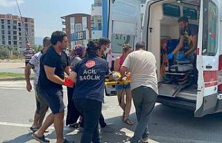 Düğün konvoyu geçerken yola çıkan çocuğa otomobil...