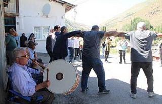 Düğünde hem halay çektiler hem de at binip cirit...